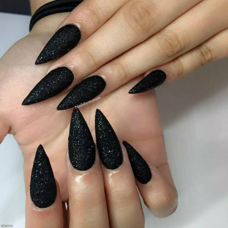 Длинные черные ногти острые