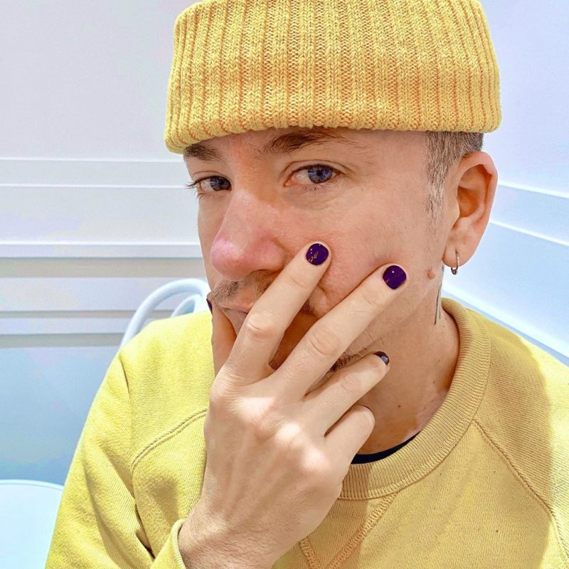 Мальчики с накрашенными ногтями