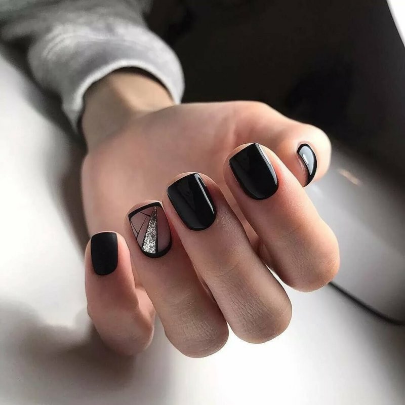 Чёрный маникюр на короткие ногти