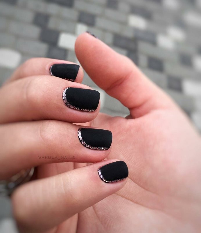 Черные короткие ногти