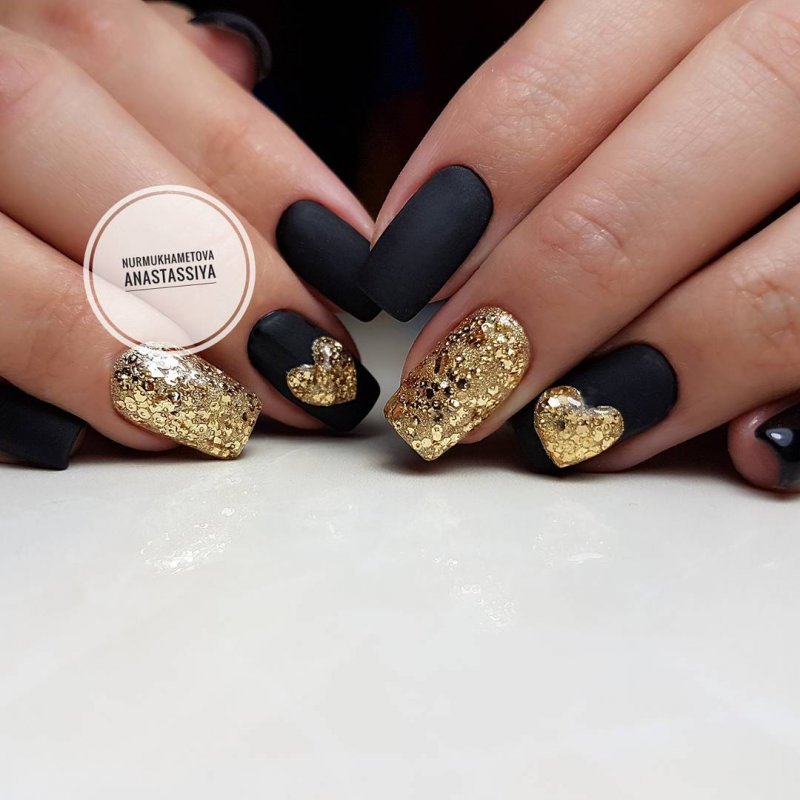 Ногти чёрные с золотом короткие
