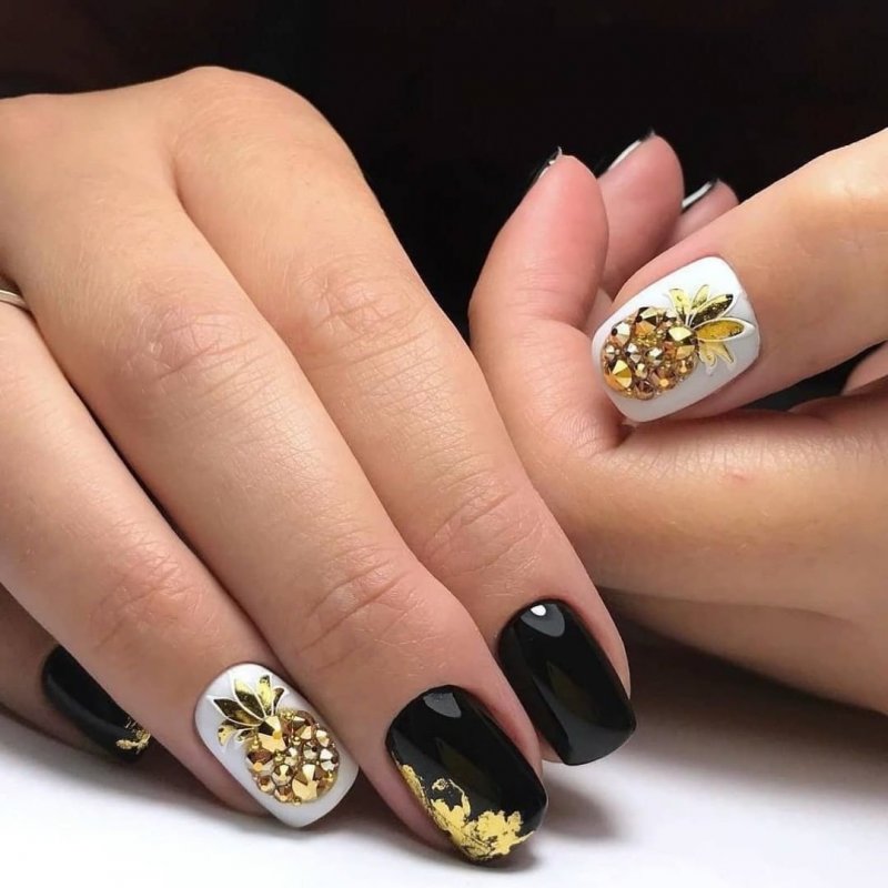 Летний маникюр с золотом
