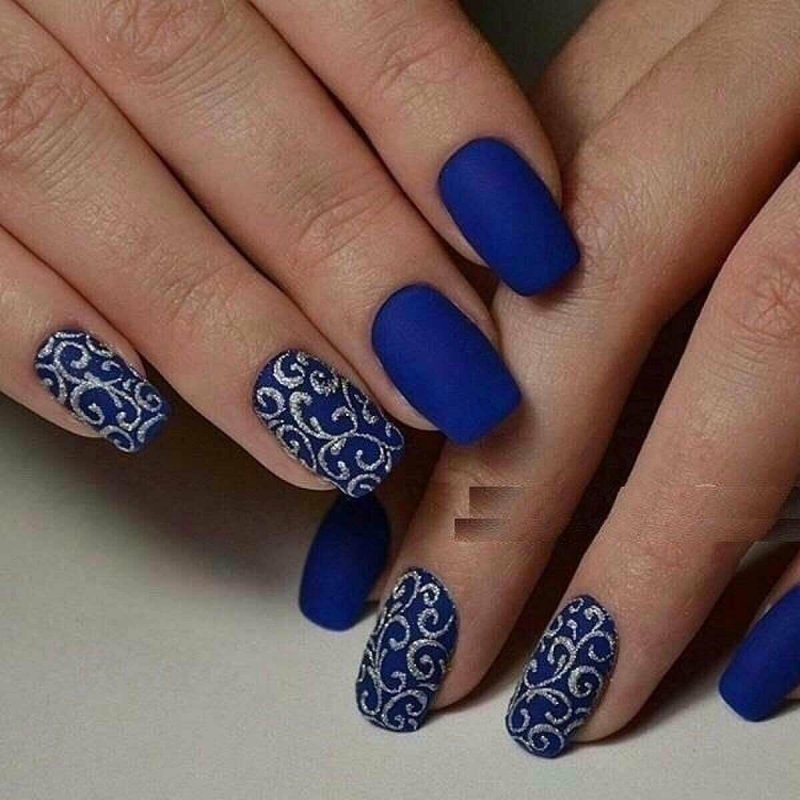 Ногти синие с вензелями
