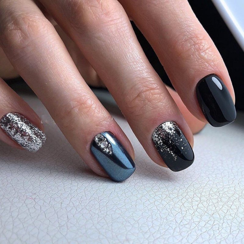 Яероно серебрянный маникюр