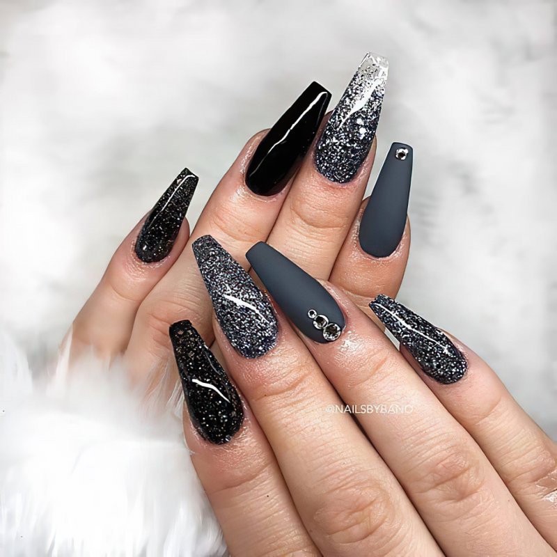 Серо черный маникюр с блестками