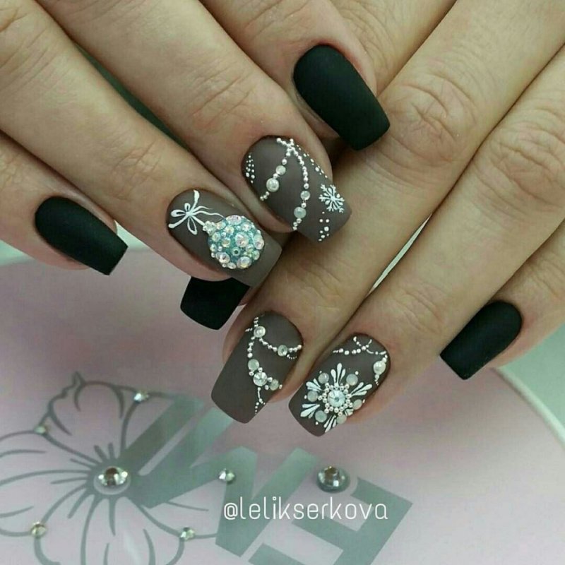Матовые ногти но новый год