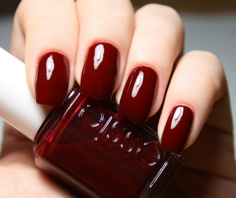 Essie кроваво красный