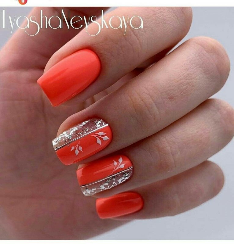 Коралловые ногти со стразами