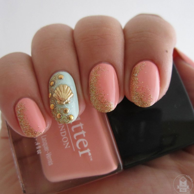 Коралловый маникюр с золотой полосой