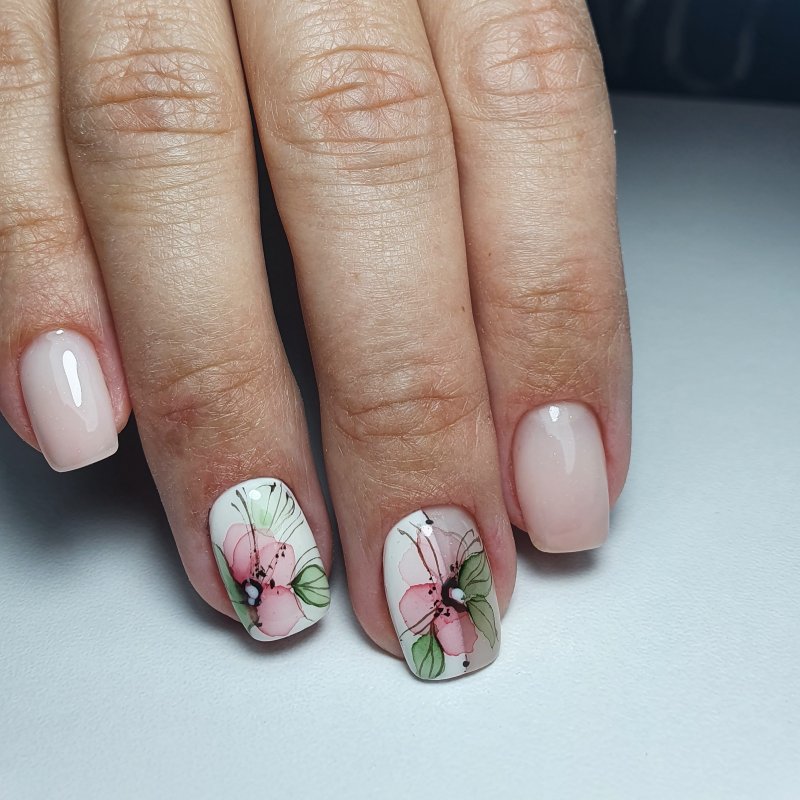 Нежный маникюр на короткие ногти белый