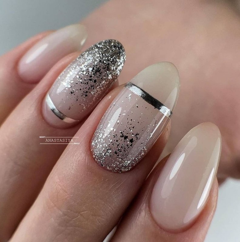 Нюдовые ногти с серебром