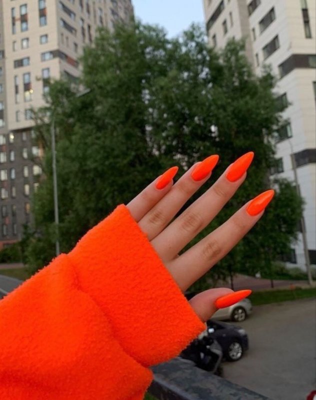 Желтооражневый маникюр