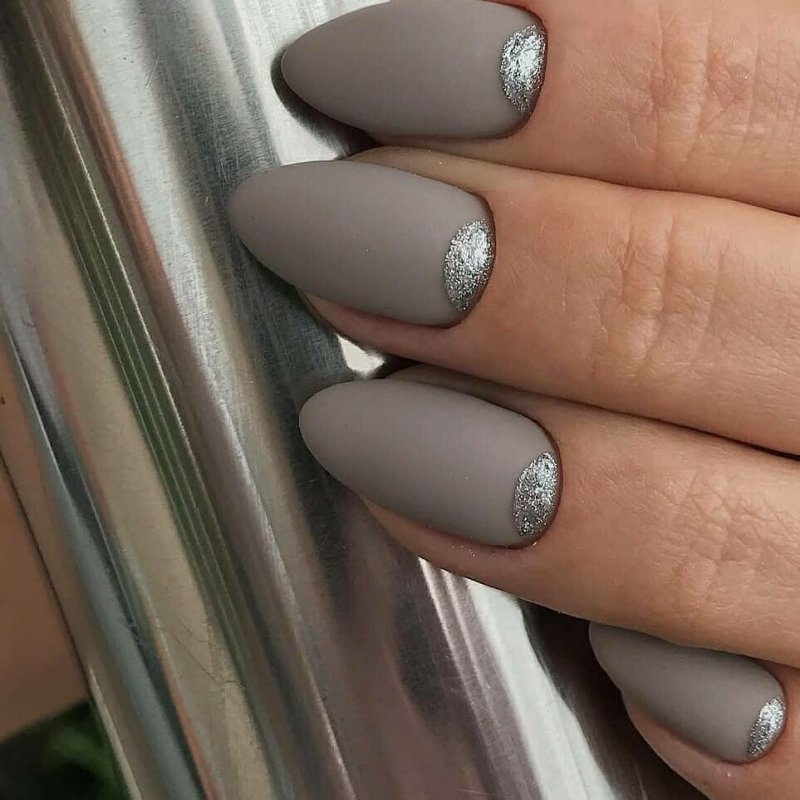 Серые ногти со снежинками