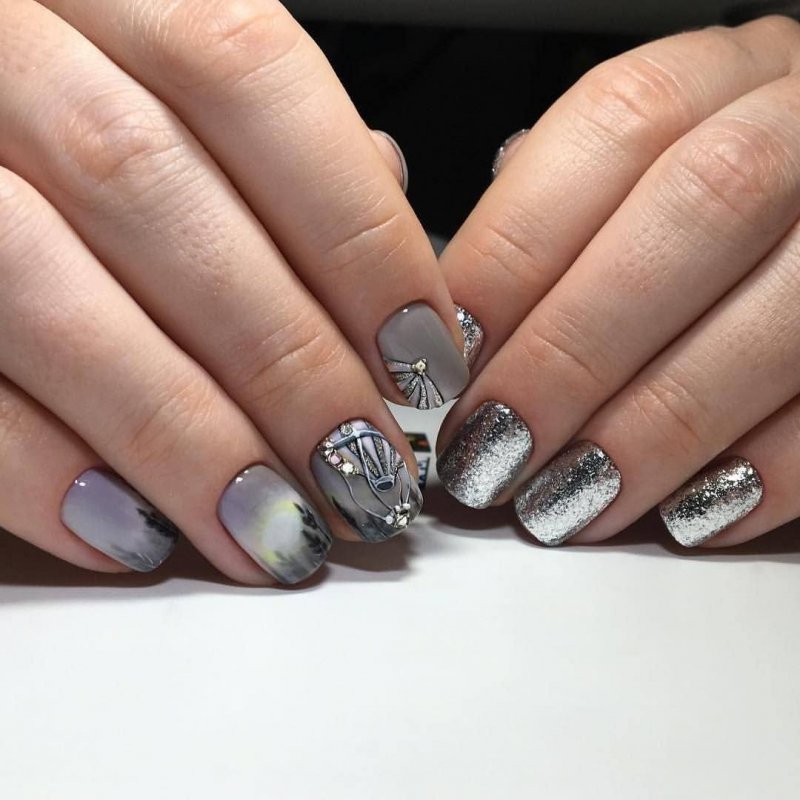 Серебристый маникюр на короткие ногти
