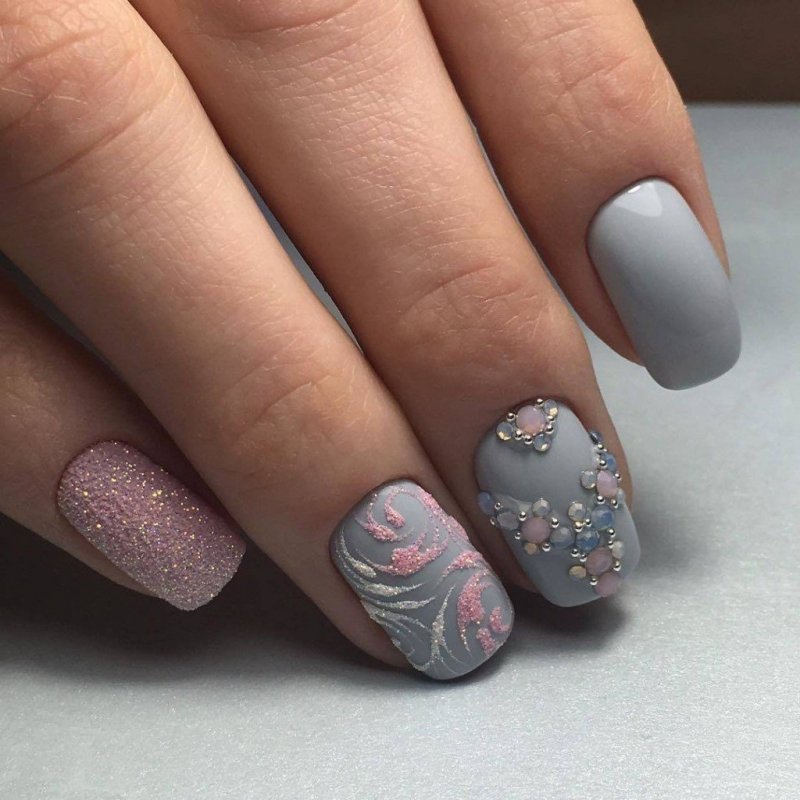 Нежный серый маникюр на короткие