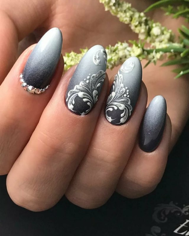Серый маникюр