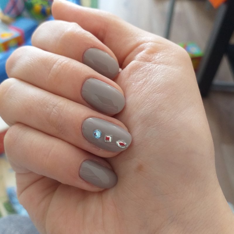 Серый матовый маникюр
