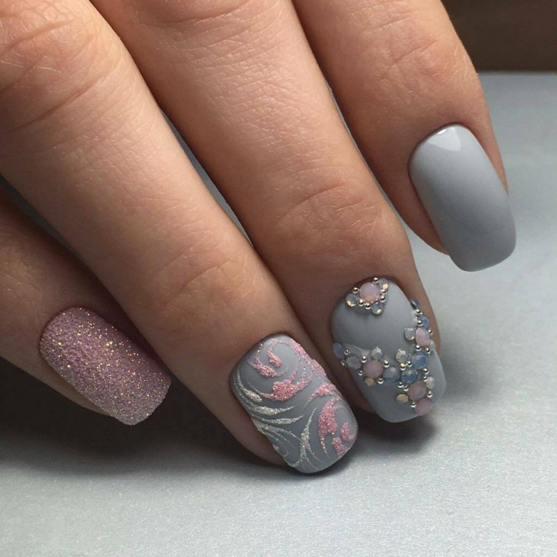 Нежный серый маникюр на короткие