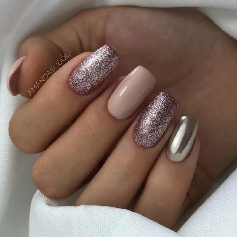 Нюдовый маникюр с блёстками на короткие ногти