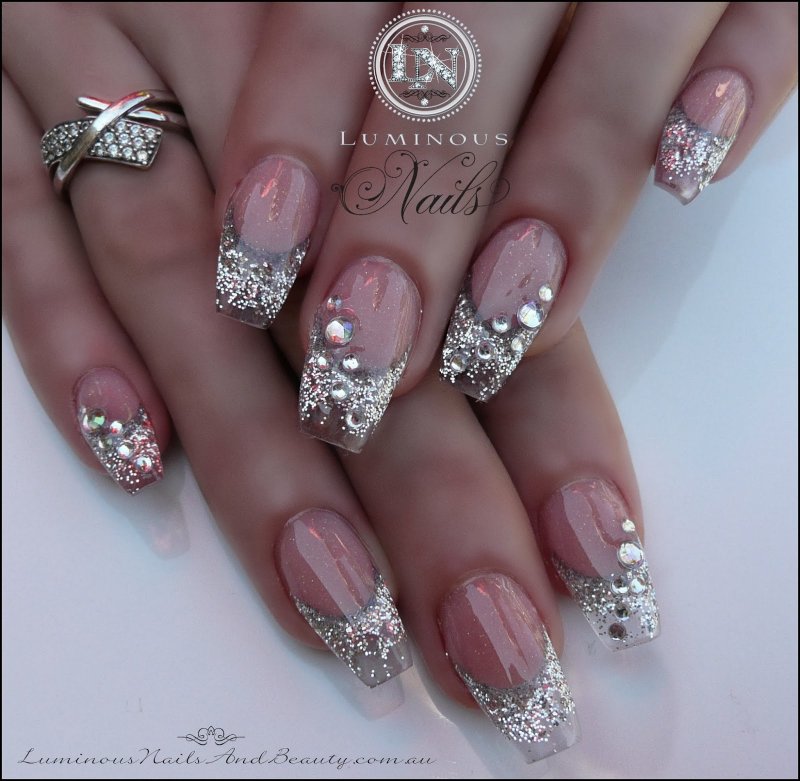 Серебристый френч на короткие ногти