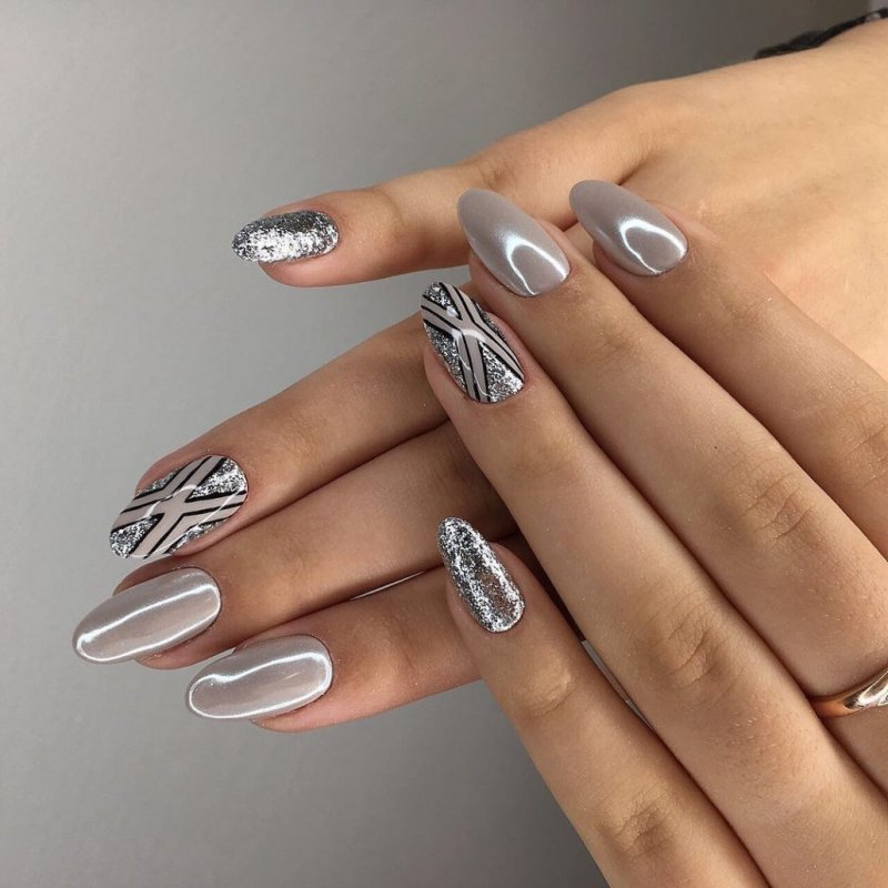 Серебристый френч на короткие ногти