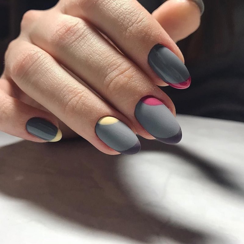 Серый маникюр
