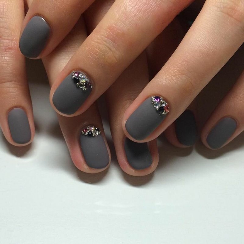 Серый матовый маникюр на короткие ногти