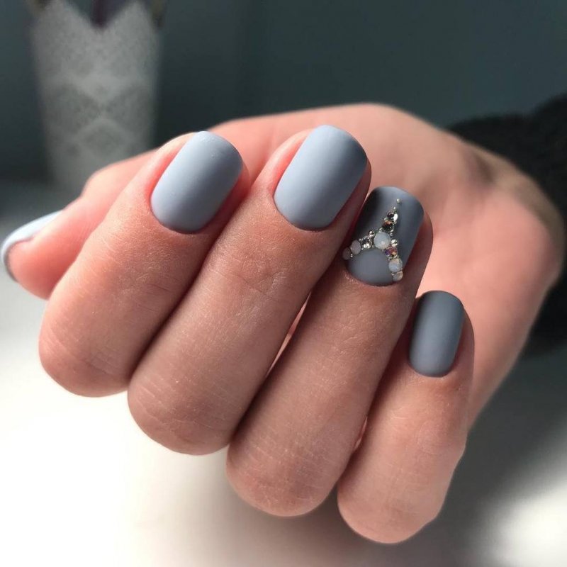 Серый маникюр