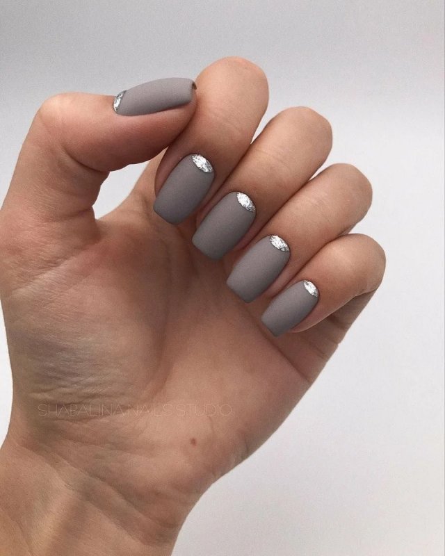 Серые короткие ногти