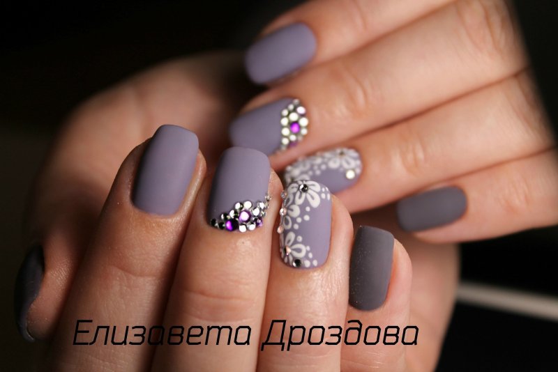 Серыц матовый маникюр со стразой