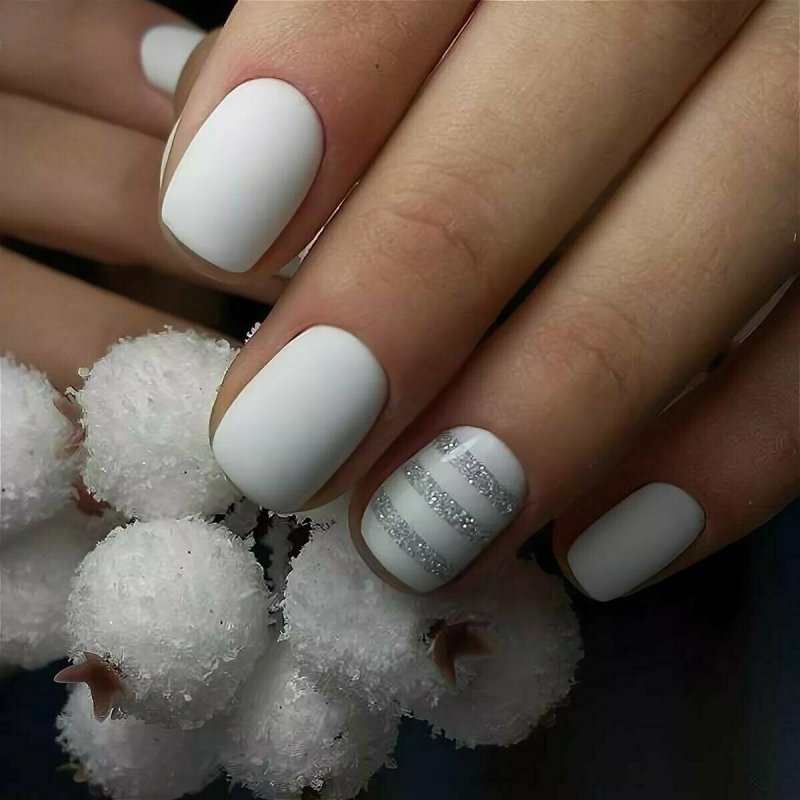 Белые короткие ногти