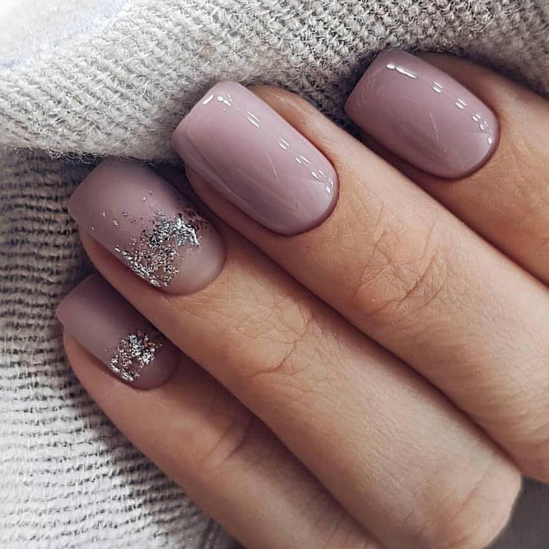 Серо-голубой маникюр на коротких
