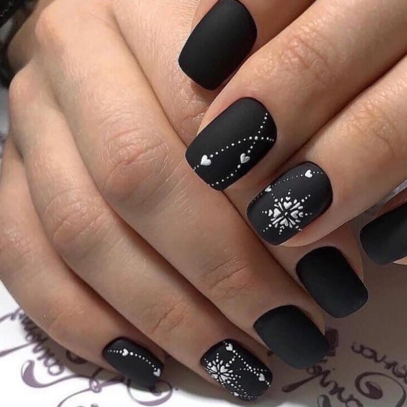Красивый черный маникюр на короткие