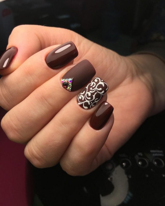 Коричневый маникюр