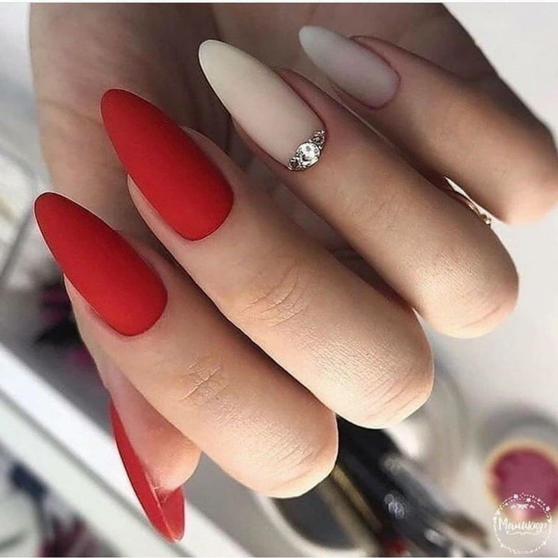 Красные миндальные ногти