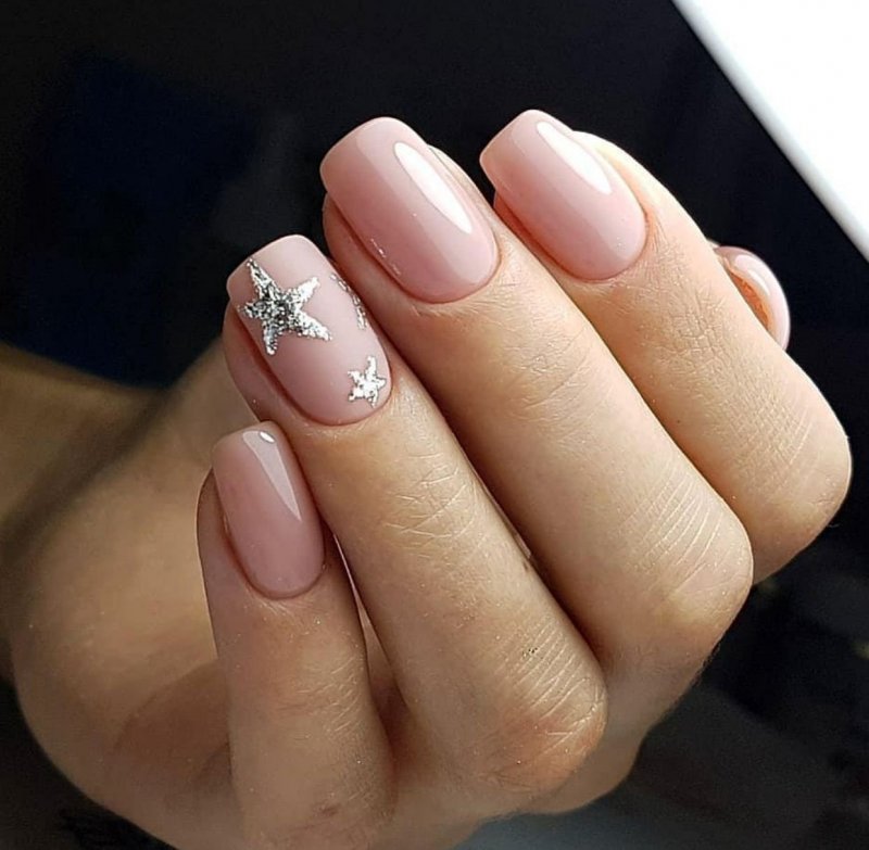 Нежный нюдовый маникюр на короткие квадратные ногти