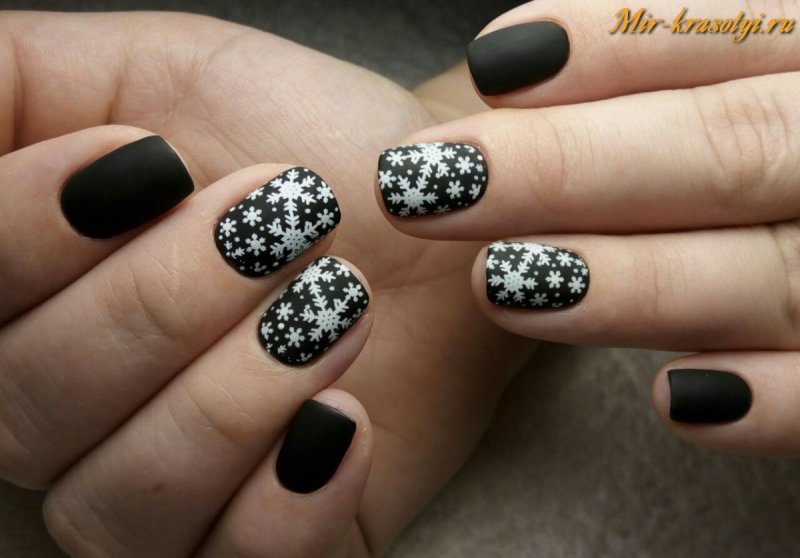 Черный маникюр новогодний матовый на короткие ногти