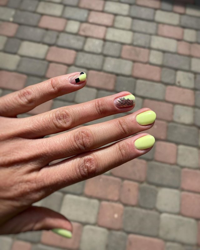 Летний скромный маникюр