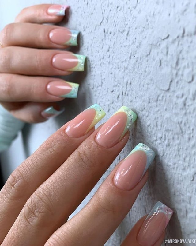 Маникюр с веточками и листочками