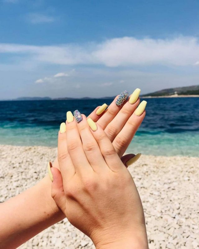 Маникюр на море