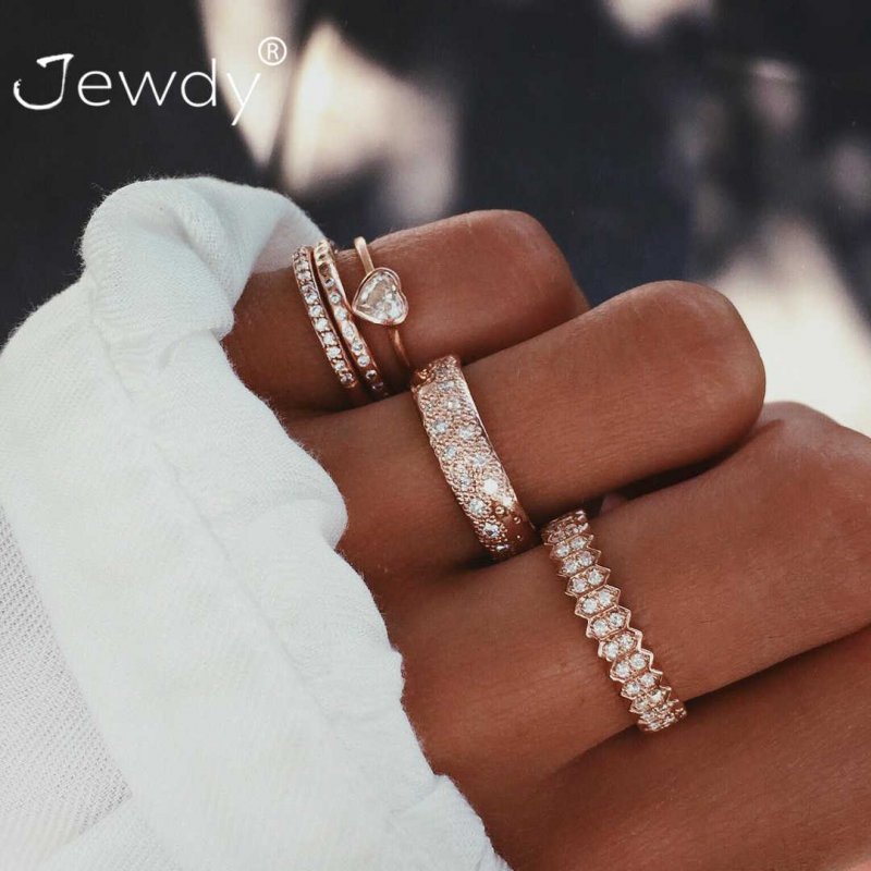 Золотое кольцо с фианитами SOKOLOV 018568*