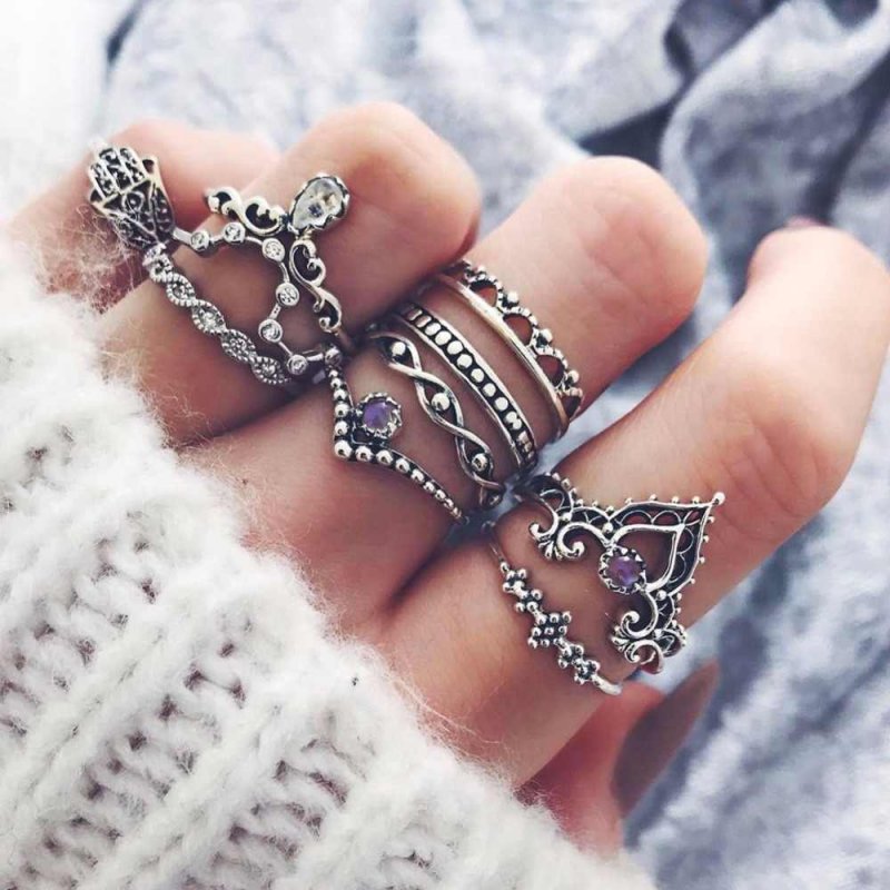 Серебряные кольца на руке