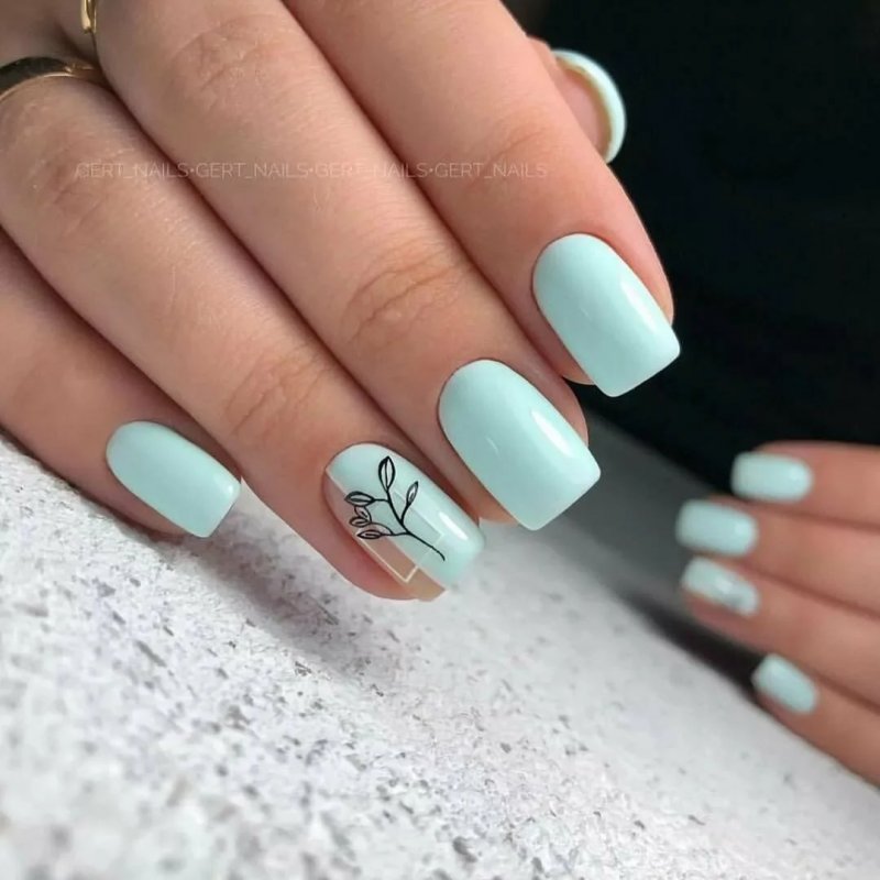 Короткие нарощенные ногти с наклейками