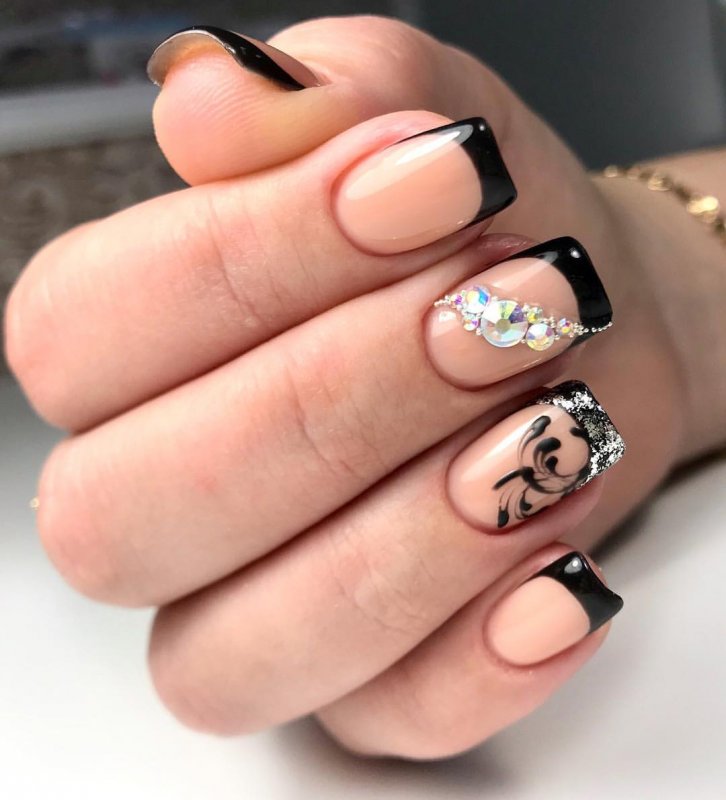 Красивый френч на короткие ногти квадратной