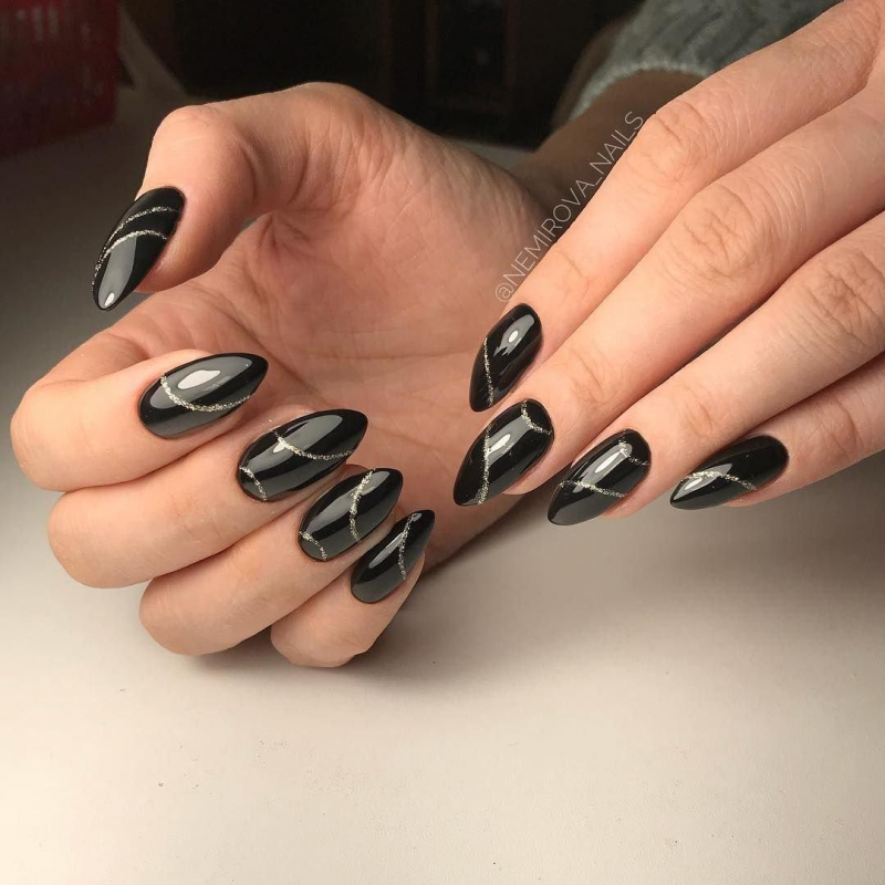 Маникюр в тёмных тонах