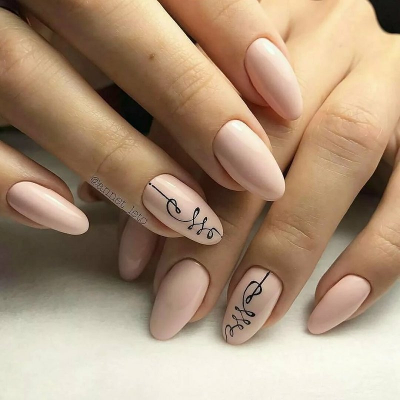Нежный маникюр на короткие миндальные ногти
