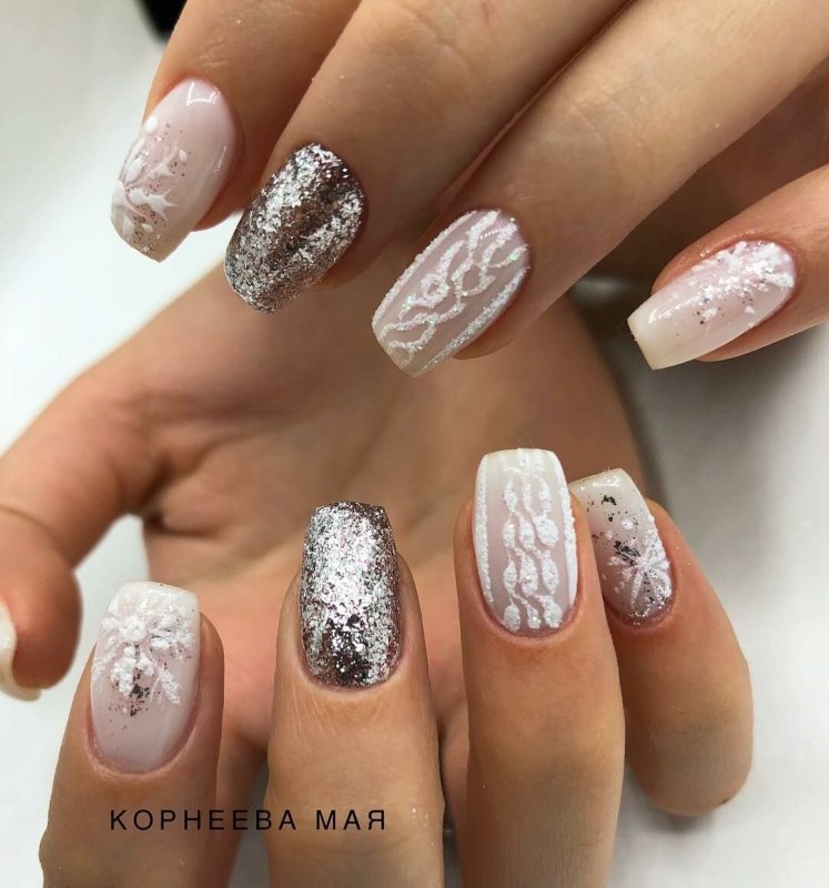 Нежный зимний маникюр на короткие ногти