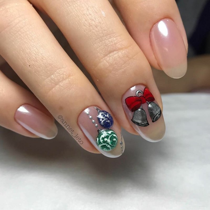 Серый новогодний маникюр