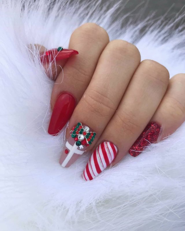 Ногти модные новогодние красные