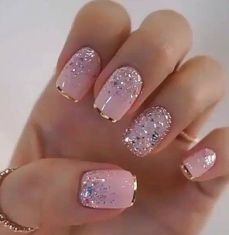 Модные короткие ногти с блестками